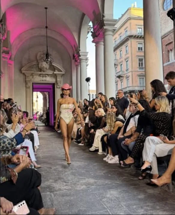 Modele në pasarelë gjatë shfaqjes BRB x GX në Milano